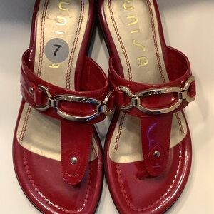 UNISA  New Red Size 7 Goldtone Sandals